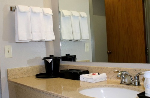 Bloomington Hotel | Days Inn & Suites by Wyndham Bloomington/Normal IL