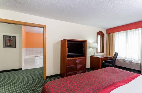 Bloomington Hotel | Days Inn & Suites by Wyndham Bloomington/Normal IL