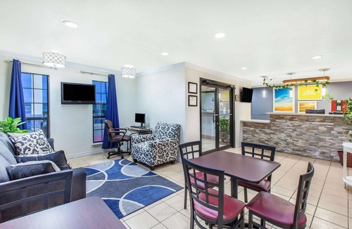 Elmendorf Hotel | Days Inn & Suites by Wyndham Braunig Lake