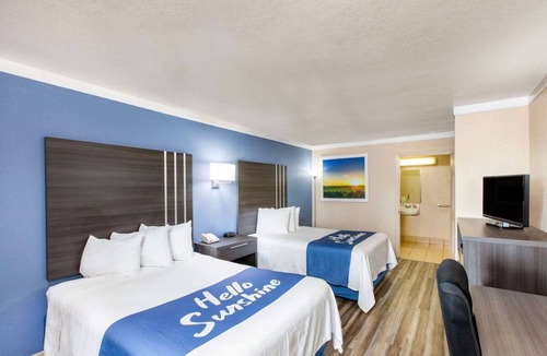 Elmendorf Hotel | Days Inn & Suites by Wyndham Braunig Lake