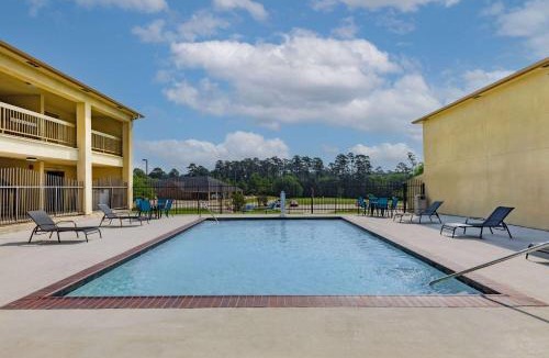 Huntsville Hotel | Days Inn & Suites by Wyndham Huntsville