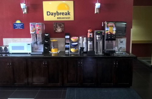 Hutchinson Hotel | Days Inn & Suites by Wyndham Hutchinson