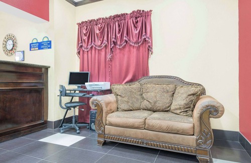 Hutchinson Hotel | Days Inn & Suites by Wyndham Hutchinson