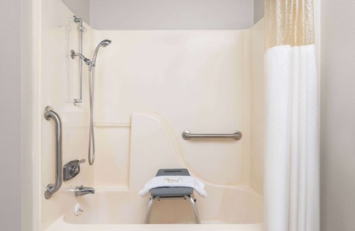 Kansas City Hotel | Days Inn & Suites by Wyndham Kansas City South