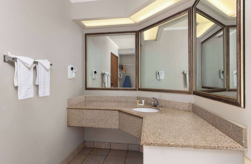 Kansas City Hotel | Days Inn & Suites by Wyndham Kansas City South
