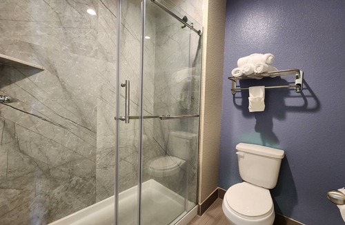 La Porte Hotel | Days Inn & Suites by Wyndham La Porte