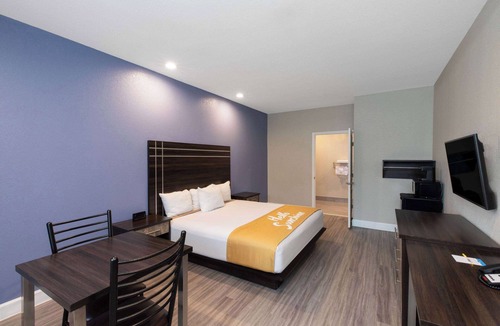 La Porte Hotel | Days Inn & Suites by Wyndham La Porte