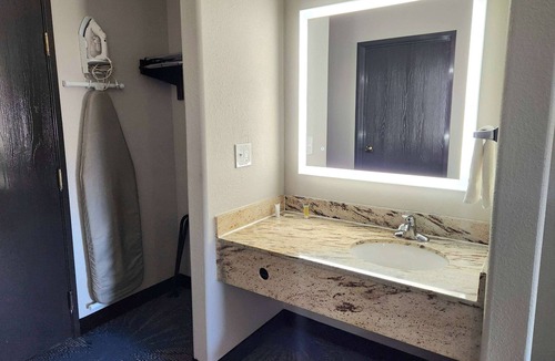 New Iberia Hotel | Days Inn & Suites by Wyndham New Iberia