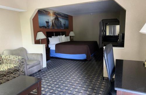 Pine Bluff Hotel | Days Inn & Suites by Wyndham Pine Bluff