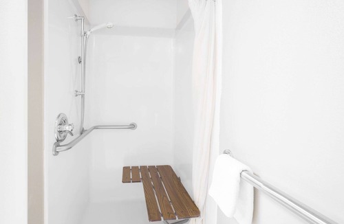 Pine Bluff Hotel | Days Inn & Suites by Wyndham Pine Bluff