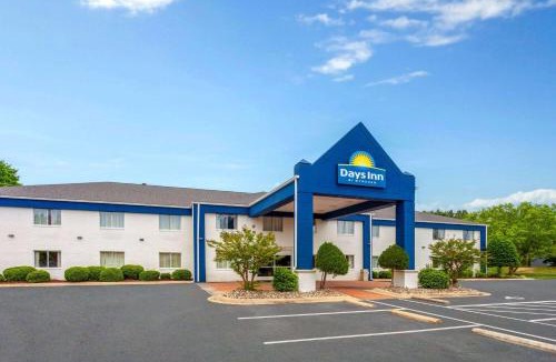 Siler City Hotel | Days Inn & Suites by Wyndham Siler City