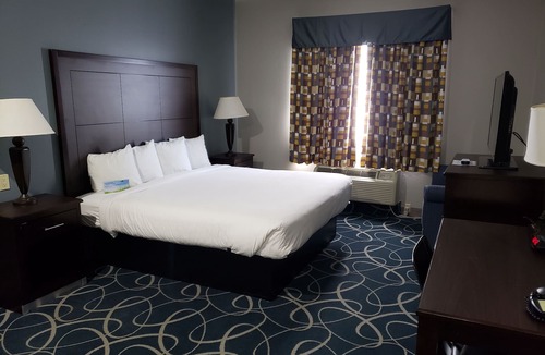 Cleburne Hotel | Days Inn & Suites by Wyndham Cleburne TX