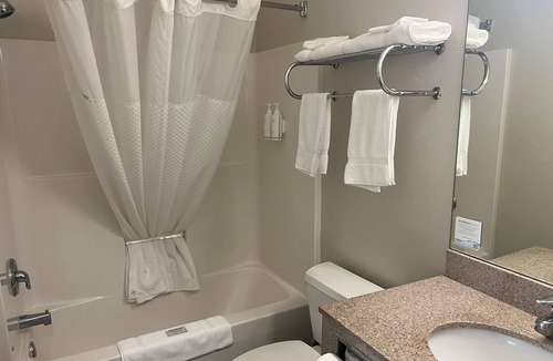 Columbus Hotel | Days Inn & Suites by Wyndham Columbus NE