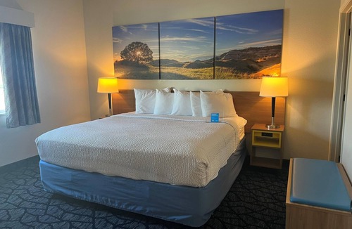 Columbus Hotel | Days Inn & Suites by Wyndham Columbus NE