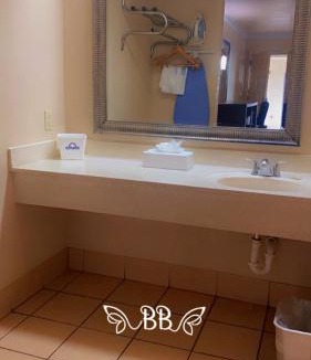 Elmendorf Hotel | Days Inn & Suites by Wyndham Braunig Lake