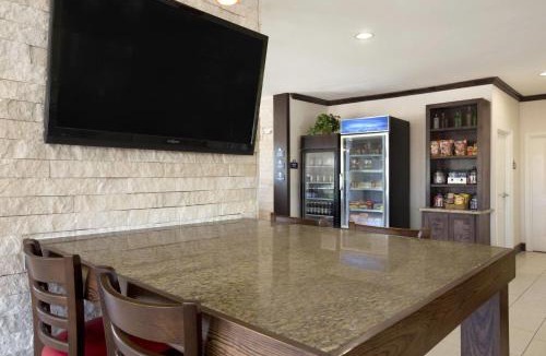 Gonzales Hotel | Days Inn & Suites by Wyndham Gonzales TX