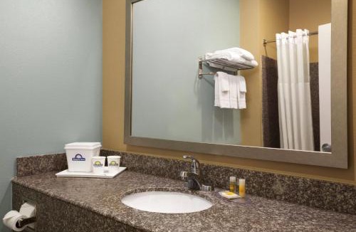 Gonzales Hotel | Days Inn & Suites by Wyndham Gonzales TX