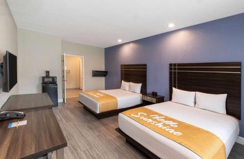 La Porte Hotel | Days Inn & Suites by Wyndham La Porte
