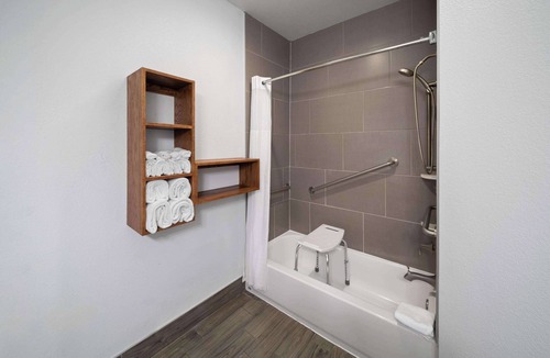 Lubbock Hotel | Days Inn & Suites by Wyndham Lubbock Medical Center