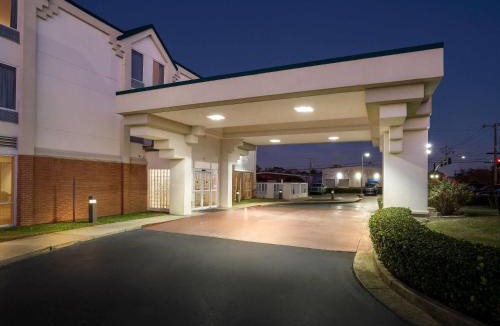 Tougaloo Hotel | Days Inn & Suites by Wyndham Ridgeland