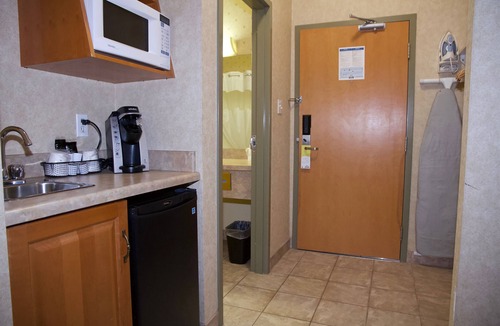 Brooks Hotel | Days Inn & Suites by Wyndham Brooks
