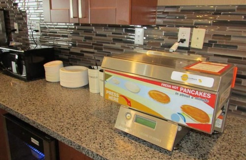 Brooks Hotel | Days Inn & Suites by Wyndham Brooks