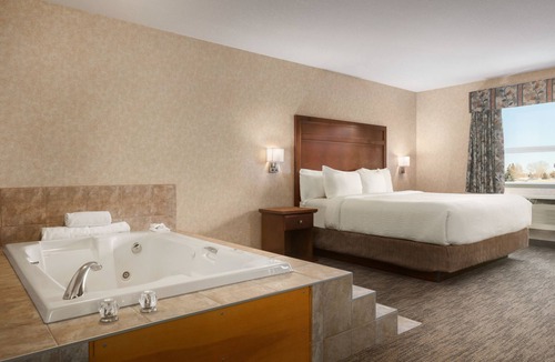 Brooks Hotel | Days Inn & Suites by Wyndham Brooks
