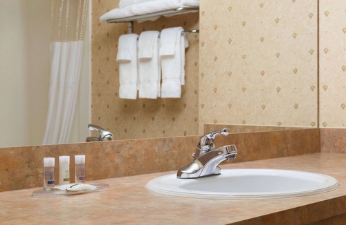 Brooks Hotel | Days Inn & Suites by Wyndham Brooks