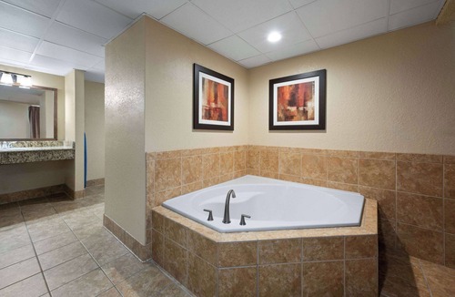 Bozeman Hotel | Days Inn & Suites by Wyndham Bozeman