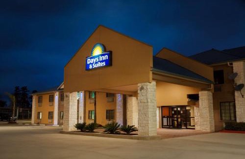 Conroe Hotel | Days Inn & Suites by Wyndham Conroe North