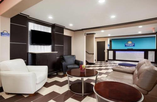Conroe Hotel | Days Inn & Suites by Wyndham Conroe North