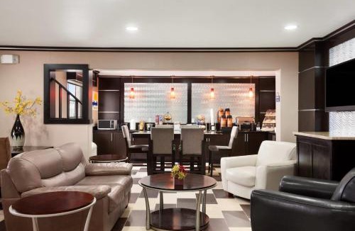 Conroe Hotel | Days Inn & Suites by Wyndham Conroe North