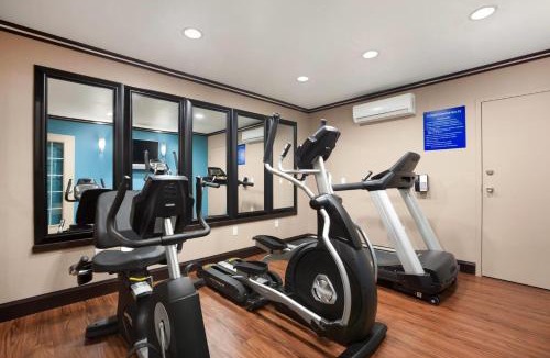 Conroe Hotel | Days Inn & Suites by Wyndham Conroe North