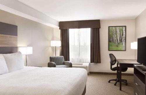 Lindsay Hotel | Days Inn & Suites by Wyndham Lindsay