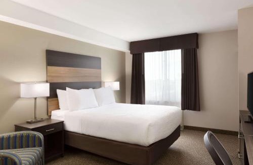 Lindsay Hotel | Days Inn & Suites by Wyndham Lindsay
