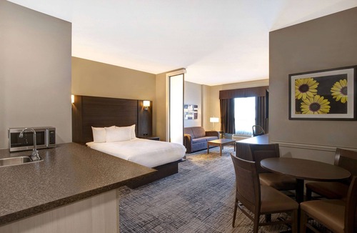 Warman Hotel | Days Inn & Suites by Wyndham Warman