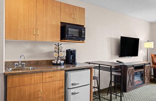 Winkler Hotel | Days Inn & Suites by Wyndham Winkler