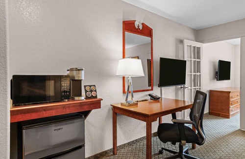 Winkler Hotel | Days Inn & Suites by Wyndham Winkler