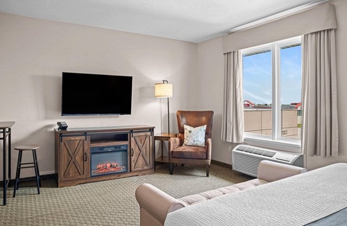 Winkler Hotel | Days Inn & Suites by Wyndham Winkler
