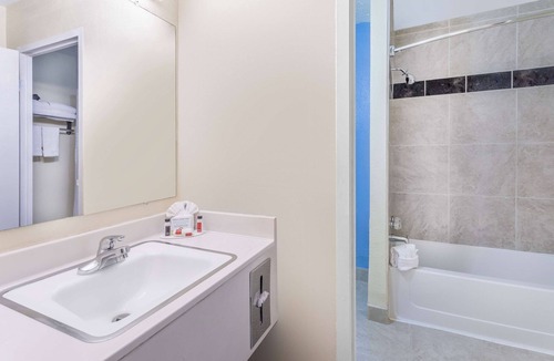 Clovis Hotel | Days Inn & Suites by Wyndham Clovis