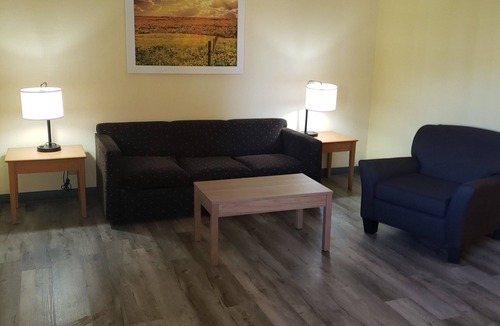Clovis Hotel | Days Inn & Suites by Wyndham Clovis