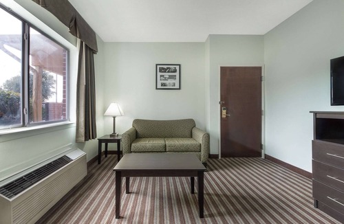 Northwest Dallas Hotel | Days Inn & Suites by Wyndham Dallas