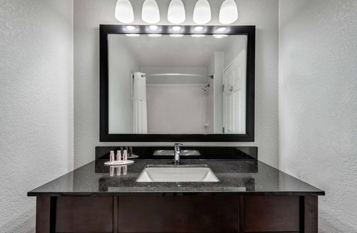Northwest Dallas Hotel | Days Inn & Suites by Wyndham Dallas