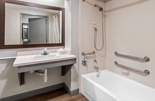 DeSoto Hotel | Days Inn & Suites by Wyndham DeSoto