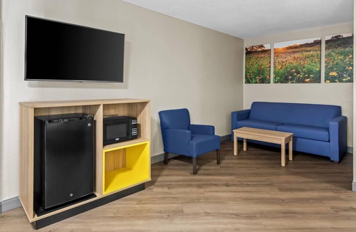 DeSoto Hotel | Days Inn & Suites by Wyndham DeSoto