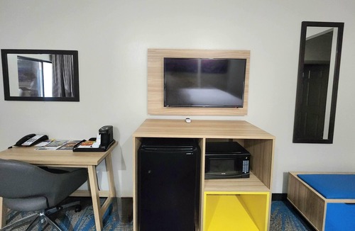 Barker Hotel | Days Inn & Suites by Wyndham Katy