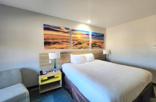 Barker Hotel | Days Inn & Suites by Wyndham Katy