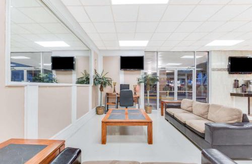 Bonanza Hotel | Days Inn & Suites by Wyndham Laredo