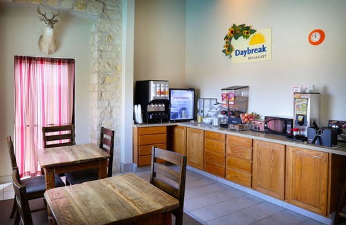 Llano Hotel | Days Inn & Suites by Wyndham Llano
