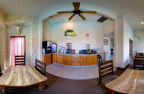 Llano Hotel | Days Inn & Suites by Wyndham Llano